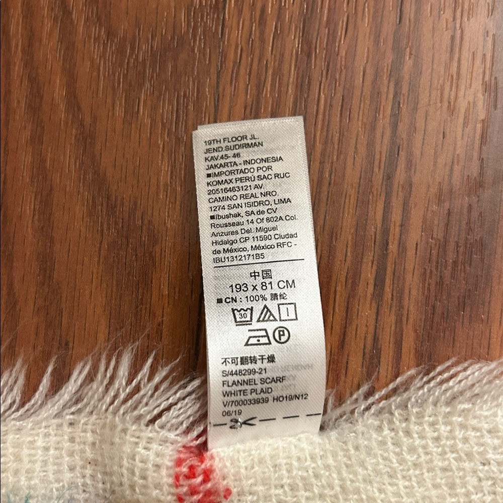 Old Navy Plaid Scarf - Picture 6 of 6